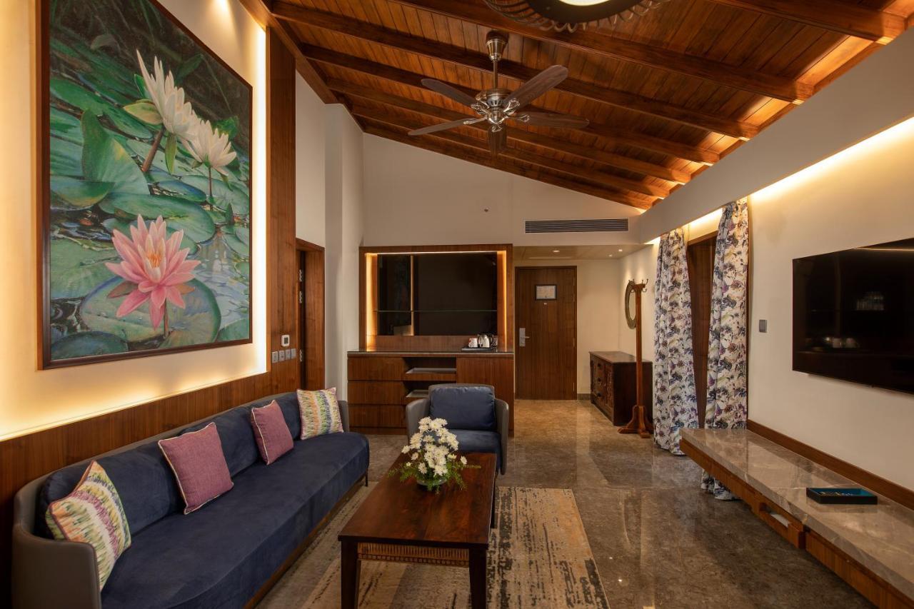 Superior Suite with Happy Hour (5-7 PM), Unlimited Tea / Coffee / Non Alcoholic Drink at Lobby BAR / Food, Beverage & Spa Discount